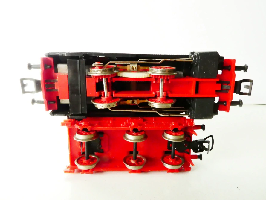 H0 PIKO Parní lokomotiva BR 80 018 s tendrem DR NA OPRAVU ÚCHYTU  DVOJKOLÍ (JEDE)