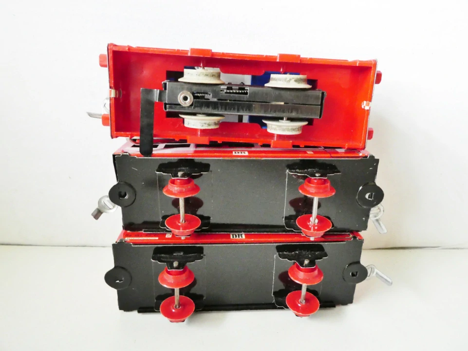 STADTILM Měřítko "S" - SET S KOLEJEMI - Dieselová lokomotiva "Rosnička" + 2 plechové osobní vozy + 12x oblouková kolej do kruhu HRAČKA NA KlÍČEK (klíček součástí) 70. léta FUNKČNÍ PĚKNÝ STAV