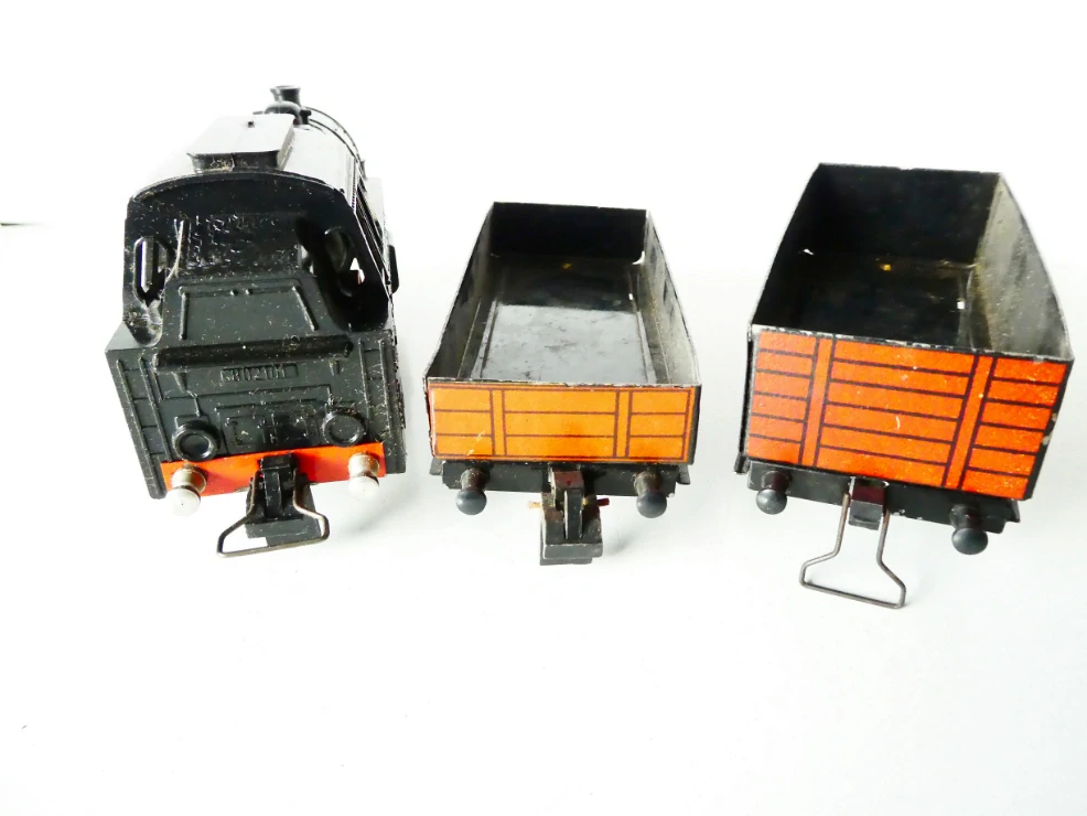 STADTILM Měřítko "S" - SET v originální krabici Parní lokomotiva 80 2101 Gt33 Reichsbahn + 2 plechové nákladní otevřené vozy + 12x kolej do kruhu + trafo - HRAČKA S TRAFEM NA PLOCHOU BATERII PĚKNÝ STAV