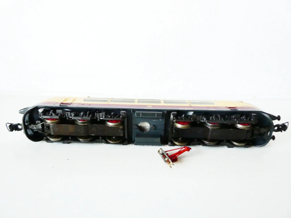 H0 ROCO Elektrická lokomotiva BR 103 120-2 DB NA OPRAVU SBĚRAČE (jede perfektně, svítí)