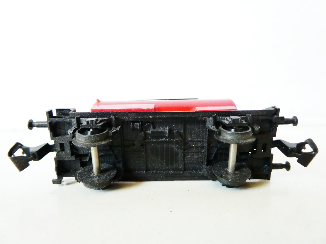 TT BTTB Cisternový vůz červený