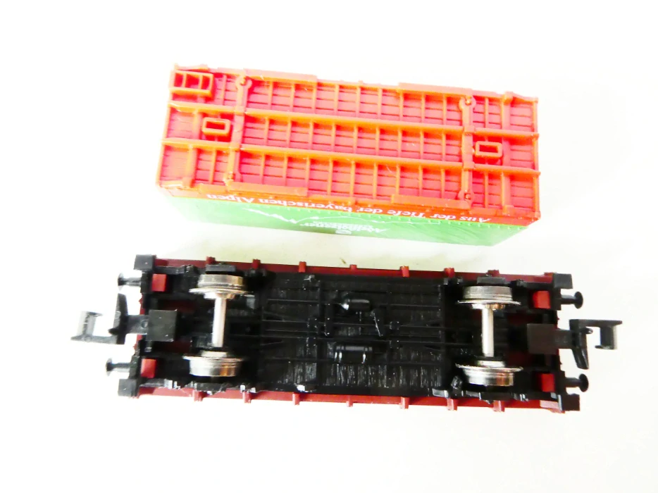 Minitrix 91041 Nízkostěnný vůz 64 283 DR s kontejnerem Adelholzener Alpenquelles TOP STAV