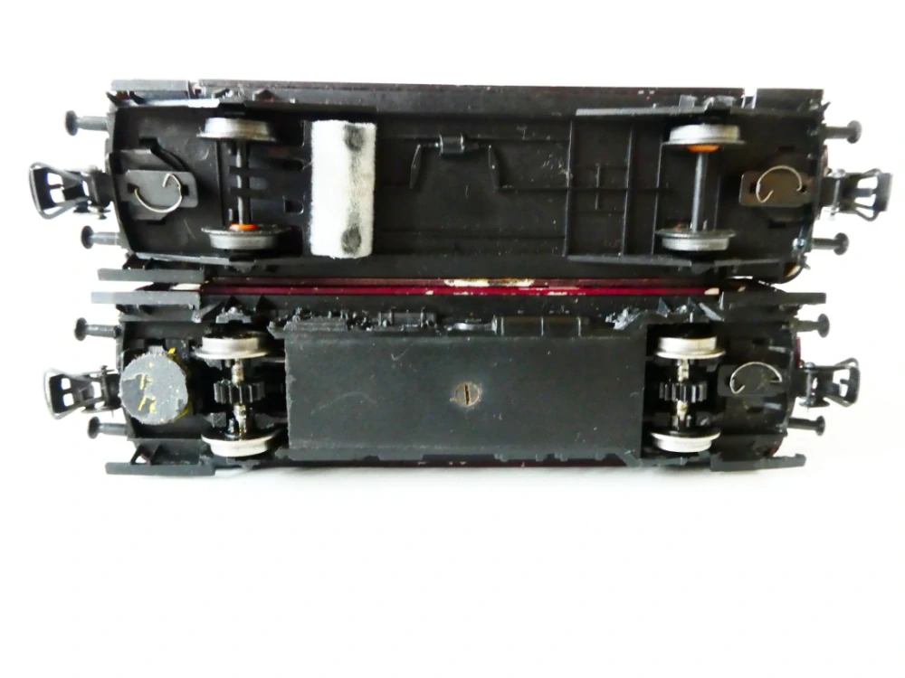 H0 PIKO Motorová souprava VT - Motorový vůz VT 135 062 + přípojný vůz s nástavcem na čištění kolejí DR OSVĚTLENÁ PĚKNÝ STAV