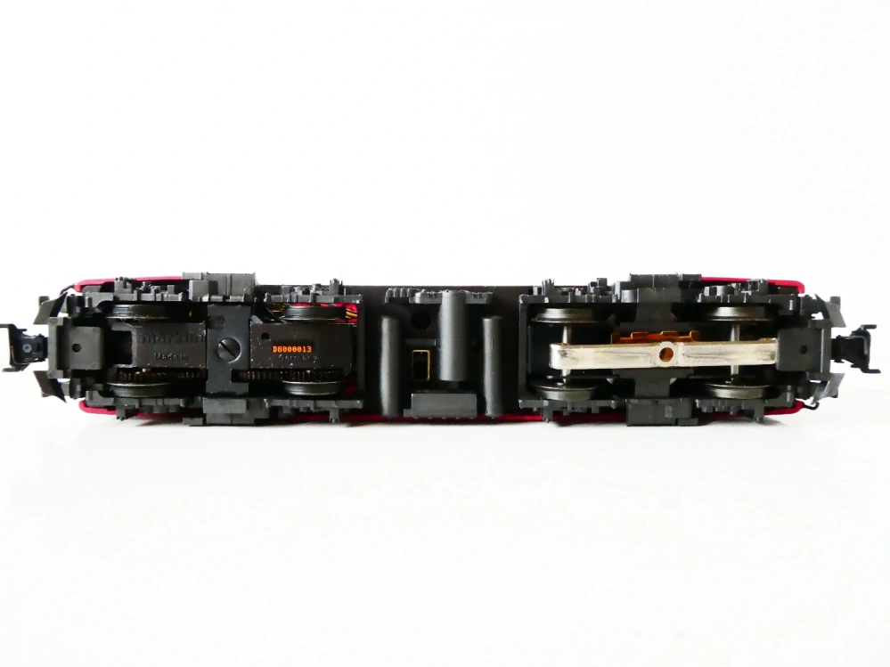 H0 MÄRKLIN Elektrická lokomotiva 3442.001 H0 AC BR 212 005-3 BR v provedení řez lokomotivou TOP STAV