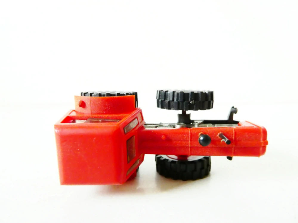 H0 VEB BERLINPLAST Traktor Dutra D4K PĚKNÝ STAV