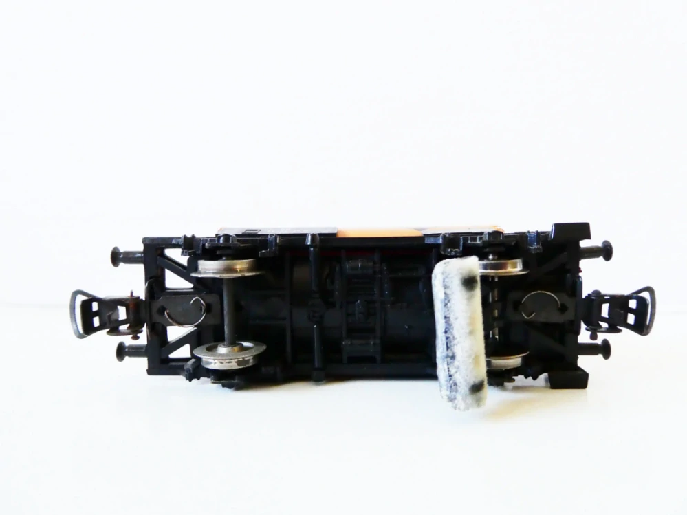 H0 PIKO Cisternový vůz 52-02-29 Petrolchemisches Kombinat Schwedt s budkou brzdaře a nástavcem na čištění kolejí DR PĚKNÝ STAV