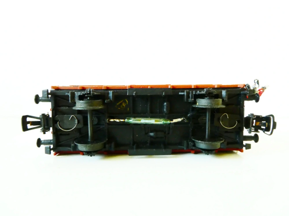 H0 PIKO Nákladní vůz na přepravu dobytka 23-01-18 s drážní obsluhou a magnetickým spínačem DR PĚKNÝ STAV