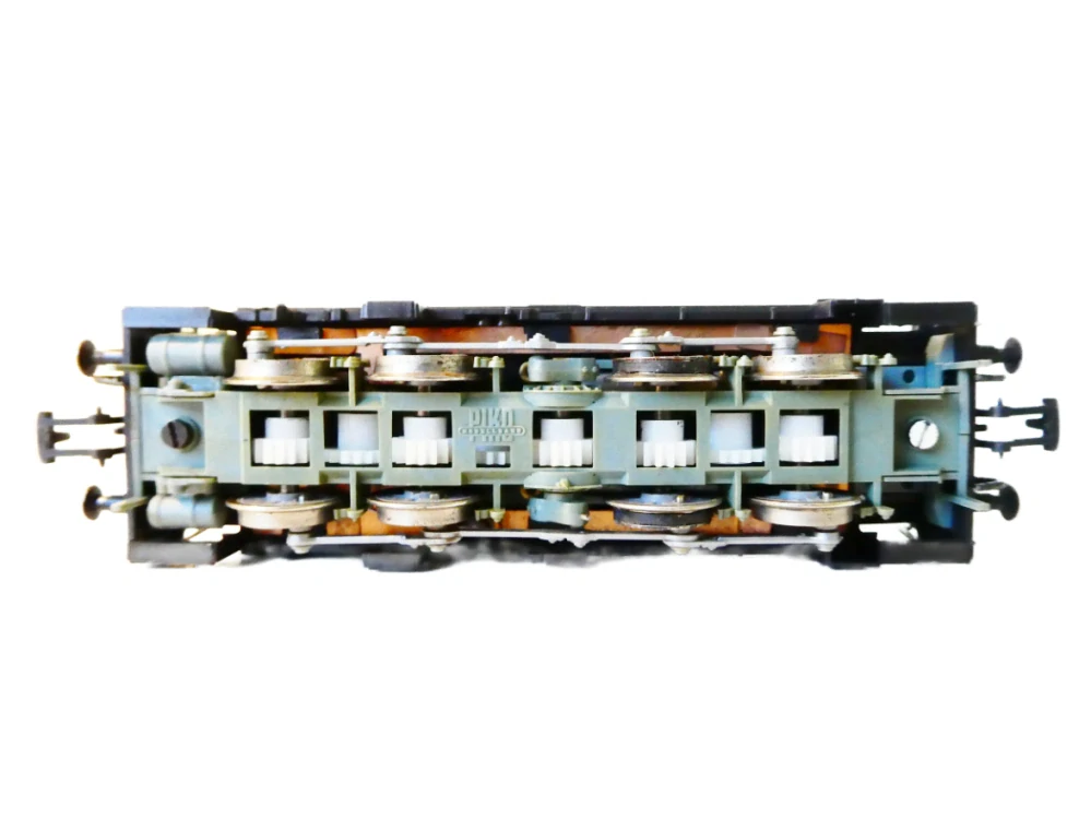 H0 PIKO Dieselová lokomotiva BR 106 „Werklok 611 VEB Stahl- und Walzwerk Brandenburg" OSVĚTLENÁ TOP STAV