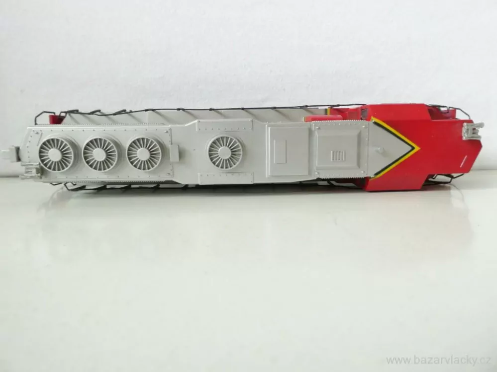 H0 BACHMANN - Dieselová lokomotiva Santa Fe 8759 TOP STAV 