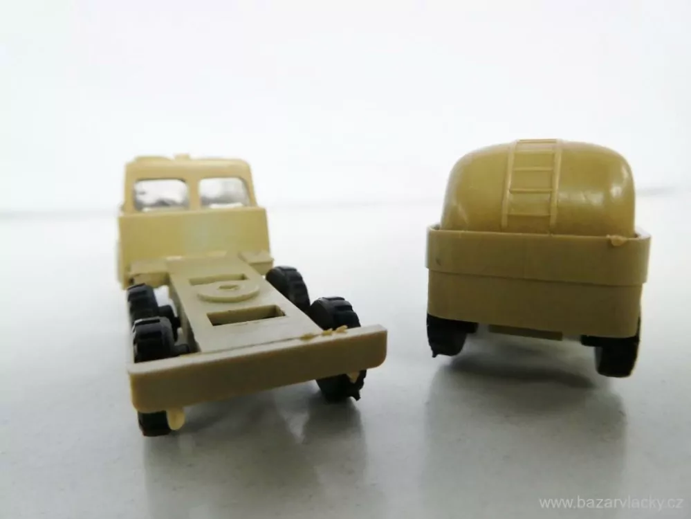 TT Nákladní automobil TATRA 813 s cisternou Caprolactam TOP STAV