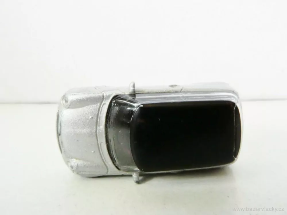 H0 Osobní automobil  stříbrný s černou střechou TOP STAV