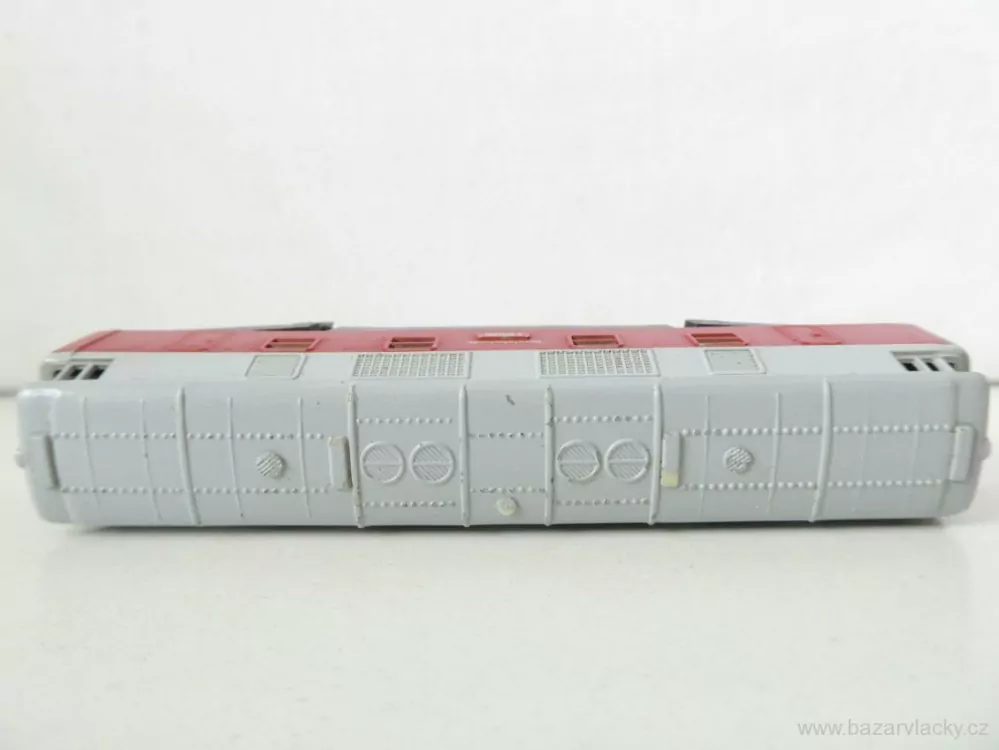 N PIKO Dieselová lokomotiva V 180 006 DR