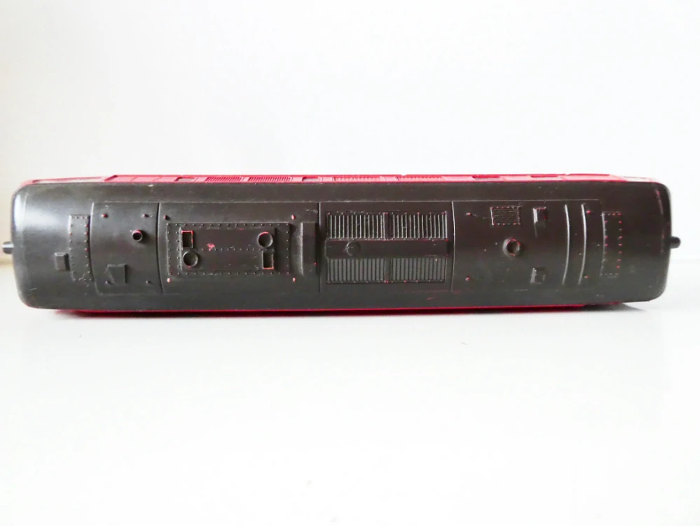 H0 ROCO Dieselová lokomotiva BR 215 024-1 DB OSVĚTLENÁ  (NA SERVIS - JEDE RYCHLE, ale klepe se)