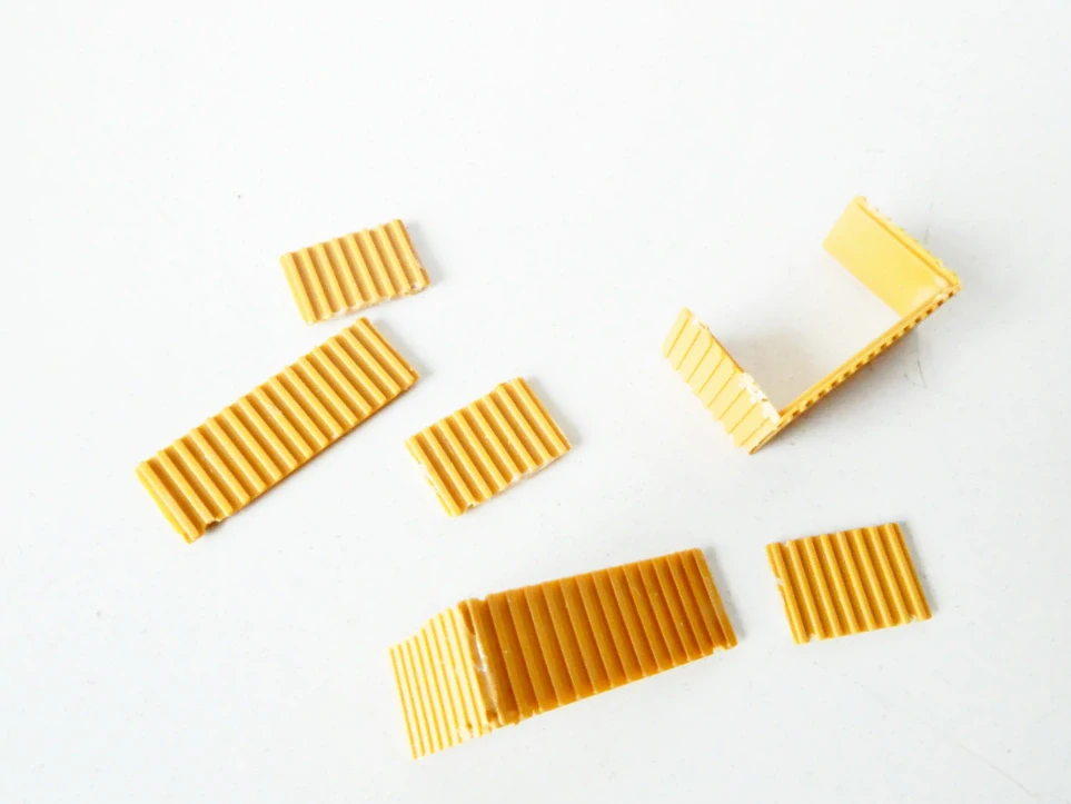 TT AUHAGEN Panelový dům PĚKNÝ STAV (části zábradlí balkónů přiloženy - viz poslední foto)