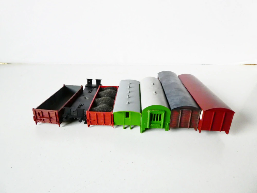 TT BTTB MIX SET 7 ks Náhradní kastle a podvozek k vozům (vše, co je na foto)