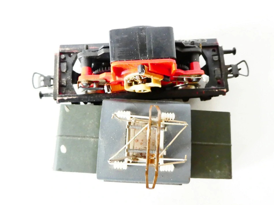 H0 PIKO Torzo Elektrická lokomotiva E69 05 DR NA NÁHRADNÍ DÍLY (nejede)