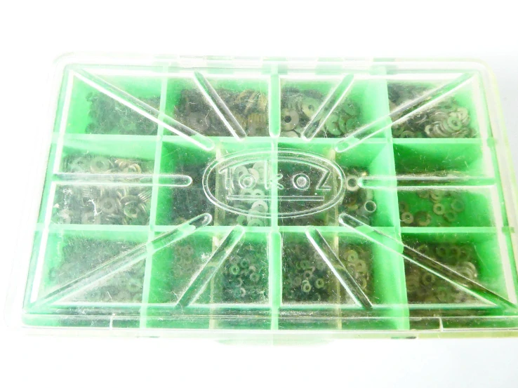 Kovové podložky různých velikostí v plastovém boxu Tokoz (vše, co je na foto - velké množství)