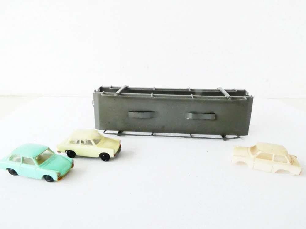 H0 PIKO Vůz na přepravu automobilů se 2mi osobními automobily TRABANT a jednou kastlí TRABANT