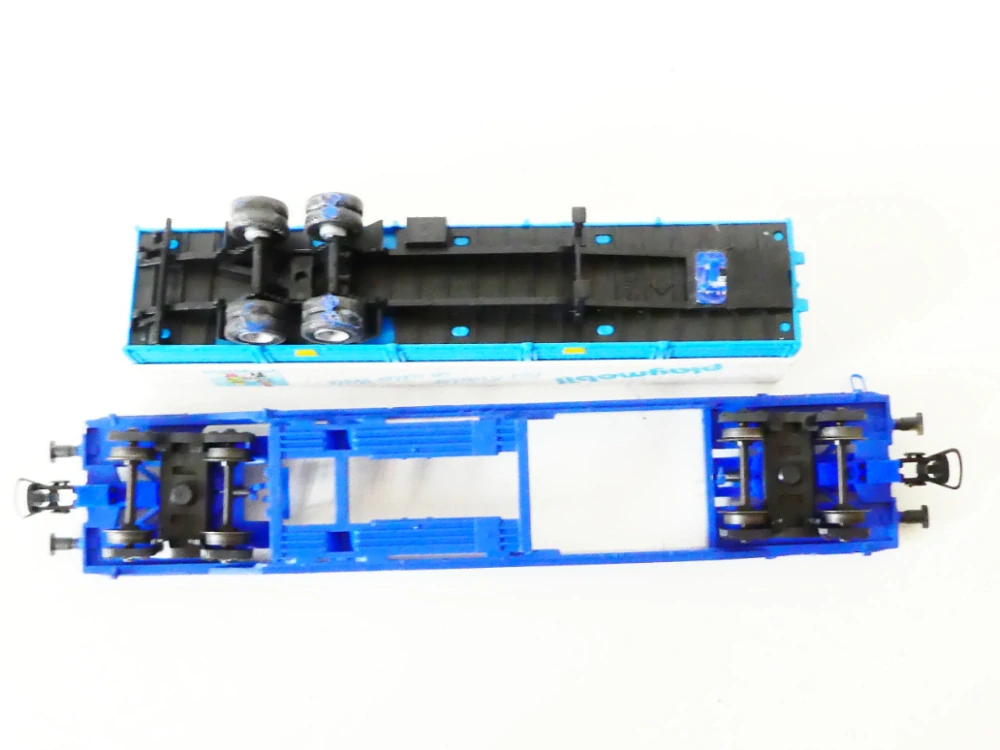 H0 ROCO 48014 Plošinový vůz s automobilovým návěsem Playmobil