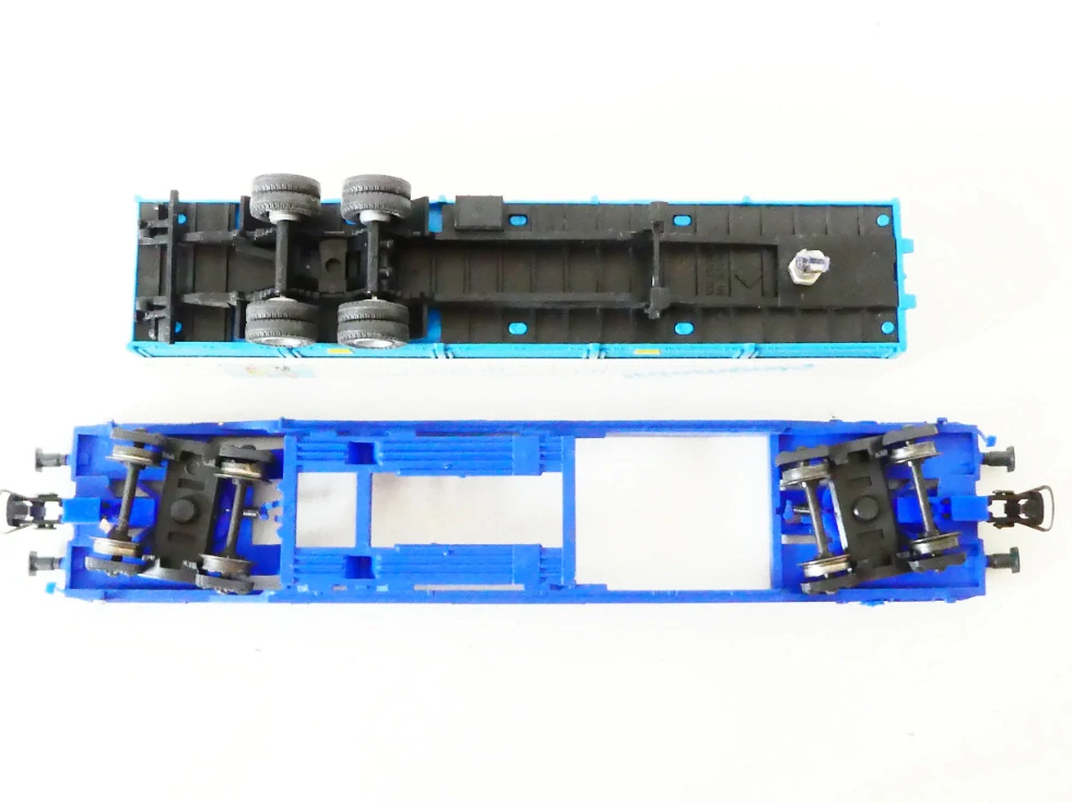 H0 ROCO 48014 Plošinový vůz s automobilovým návěsem Playmobil PĚKNÝ STAV