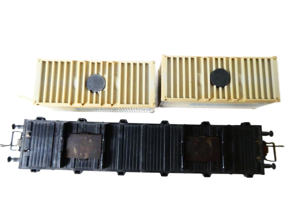 TT ZEUKE Plošinový vůz s kontejnery DEUTRANS s magnety