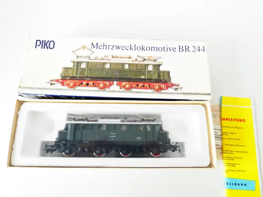 H0 PIKO Elektrická lokomotiva BR 144 137-0 DR OSVĚTLENÁ TOP STAV NEPOUŽITÁ v orig. krabičce 