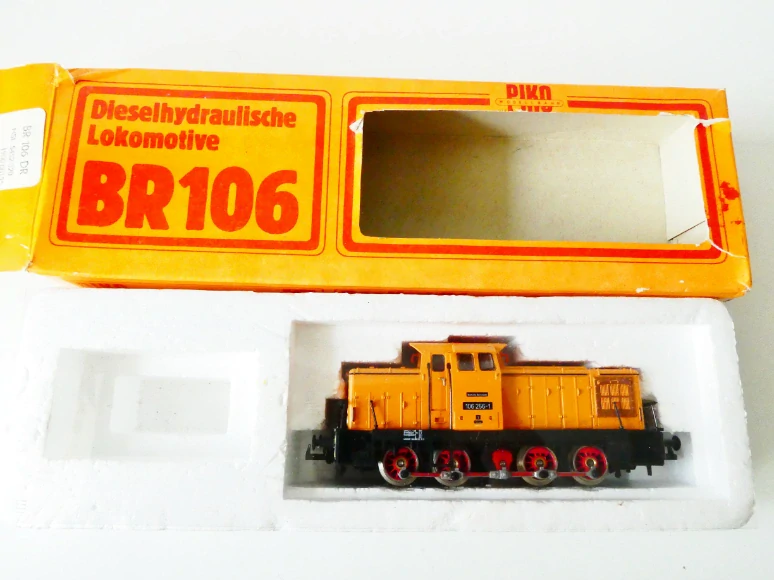 H0 PIKO Dieselová lokomotiva BR 106 256-1 DR OSVĚTLENÁ TOP STAV NEPOUŽÍVANÁ v orig. krabičce