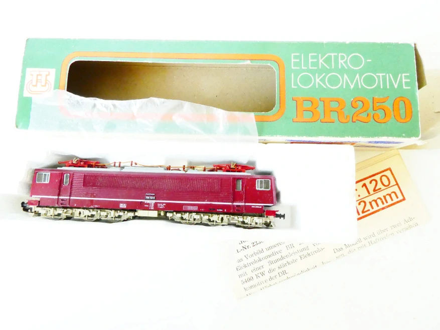 TT BTTB Elektrická lokomotiva BR 250 112-0 DR OSVĚTLENÁ PĚKNÝ STAV v orig. krabičce s průvodním listem
