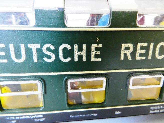 H0 SCHICHT Patrová souprava 3-dílná se spoustou cestujících v každém voze DEUTSCHE REICHSBAHN PĚKNÝ STAV