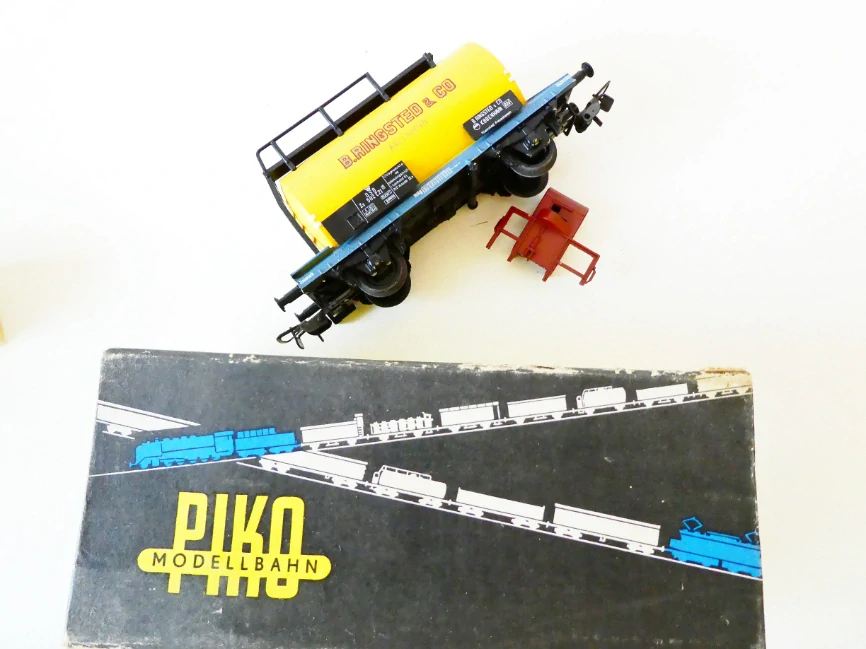 H0 PIKO Cisternový vůz s budkou brzdaře B.RINGSTED & CO 502 721 DSB NA SERVIS (odlepené budka - přiložena)