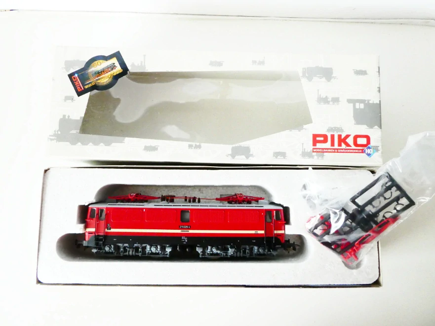 H0 NOVÉ PIKO 51033 Elektrická lokomotiva BR 211 029-4 DR OSVĚTLENÁ TOP STAV NEPOUŽITÁ v orig. krabičce s doplňky a návodem NOVÁ