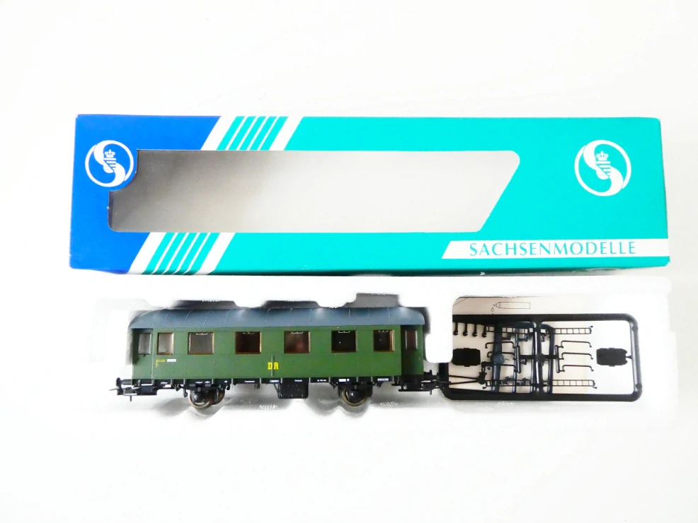 H0 SACHSENMODELLE 14207.1 Osobní vůz 343-220 DR TOP STAV NEPOUŽITÝ v originální krabičce včetně doplňků