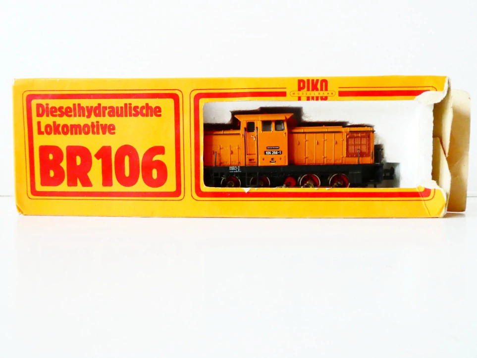 H0 PIKO Dieselová lokomotiva BR 106 256-1 DR OSVĚTLENÁ v orig. krabičce