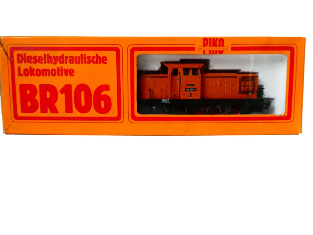 H0 PIKO Dieselová lokomotiva BR 106 256-1 DR v orig. krabičce NA OPRAVU NEBO NÁHRADNÍ DÍLY(spojnice kol)