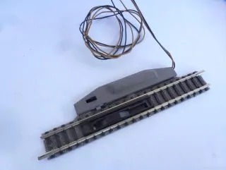N Fleischmann Picollo 9114 Odpojovací kolej 111 mm s elektrickým přestavníkem Fleischmann 9414