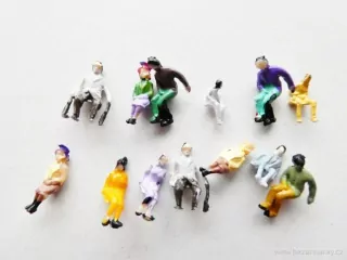 N Figurky 13 ks - Sedící cestující PĚKNÝ STAV 