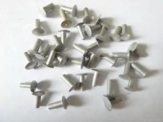 SET 30 ks Nýtek délka 7,8 mm, průměr 2,5 mm