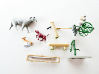 H0 Figurky SET 7 ks - Farmář s vozíkem, ovce, pumpa, napajedla, 2x pes