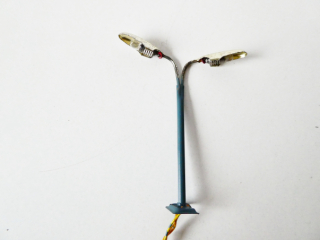 H0 Pouliční lampa elektrická dvojitá ( 8 cm ) 1 ks