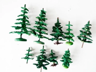Strom jehličnatý část s podstavci - 9 ks ( 4 - 7,5 cm )