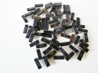 SET 73 ks Integrované obvody MIX D195D, D110D, D150D, TESA S98, 7400PC, 7420PC, D130D, D193D, D1100, D140D atd :-)