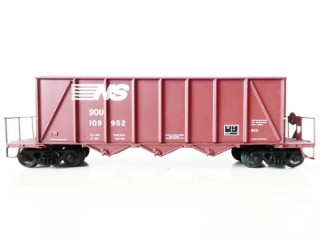 H0 Walthers Nákladní vůz na sypké hmoty s nákladem písku SOU 109 952 NS (Norfolk Southern) 