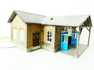 H0 FALLER Dílna se stroji, obsluhou, topeništěm, kovadlinou.... Stroje a dmychadlo pro ohniště napojené na MOTOR (přiložen komín)