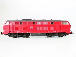 H0 ROCO Dieselová lokomotiva BR 215 024-1 DB OSVĚTLENÁ  (NA SERVIS - JEDE RYCHLE, ale klepe se)