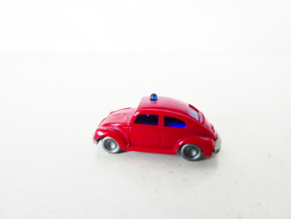 N Osobní automobil VW 1300 BROUK červený s majákem TOP STAV