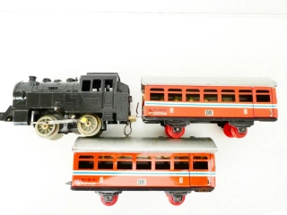 STADTILM Měřítko "S" - SET Parní lokomotiva 80 2101 Gt33 Reichsbahn + 2 plechové osobní vozy - HRAČKA NA KlÍČEK (klíček součástí) 70. léta FUNKČNÍ