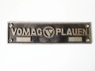 Kovová cedule VOMAG PLAUEN 25,5 x 7 cm