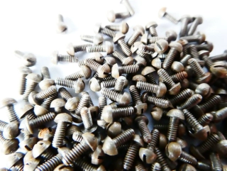 SET cca 200 ks Mini šroubek - délka 5,5 mm, průměr závitu 1,5 mm