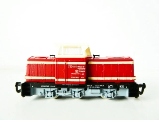 TT TILLIG 02611 Dieselová lokomotiva T334.0617 červená s krémovými pruhy „Chemiekombinates Schwarza" PRIVAT TOP STAV NEPOUŽITÁ v krabičce s doplňky a návodem 