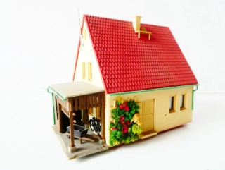 TT Rodinný dům s kůlnou, byciklem a zahradním kolečkem